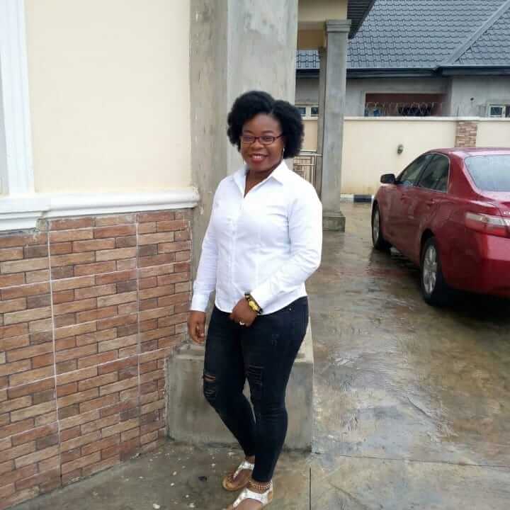 Customer wearing the bracelet by her car